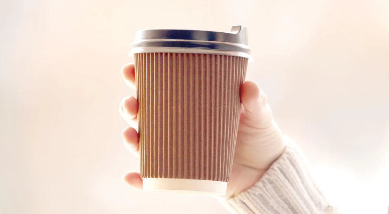 الأقداح الورقية تتفوق على أعقاب السجائر للمرة الأولى