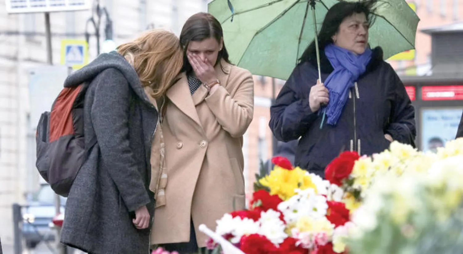 روسيات في موقع هجوم المترو (رويترز)