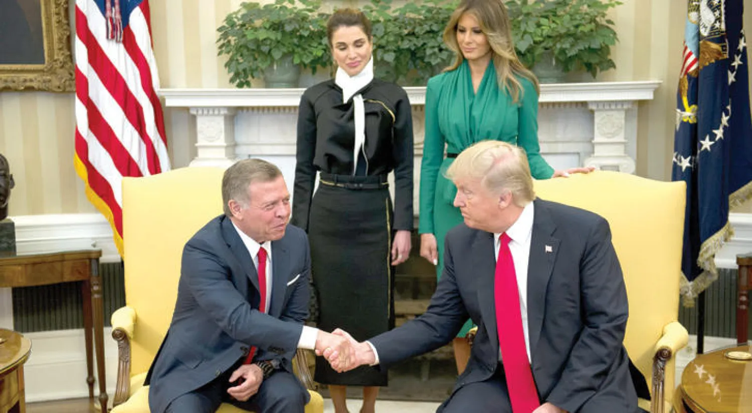 ترمب يصافح العاهل الأردني بحضور السيدة الأولى ميلانيا ترمب والملكة رانيا في البيت الأبيض أمس (إ.ب.أ)