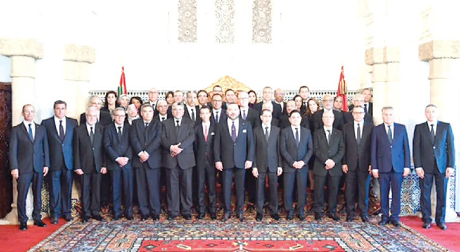 العاهل المغربي الملك محمد السادس يتوسط وزراء حكومة سعد الدين العثماني أمس (ماب)