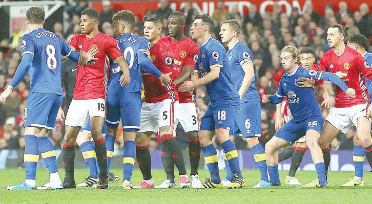 لاعبو إيفرتون ويونايتد في انتظار ضربة ركنية للأخير (إ.ب.أ)