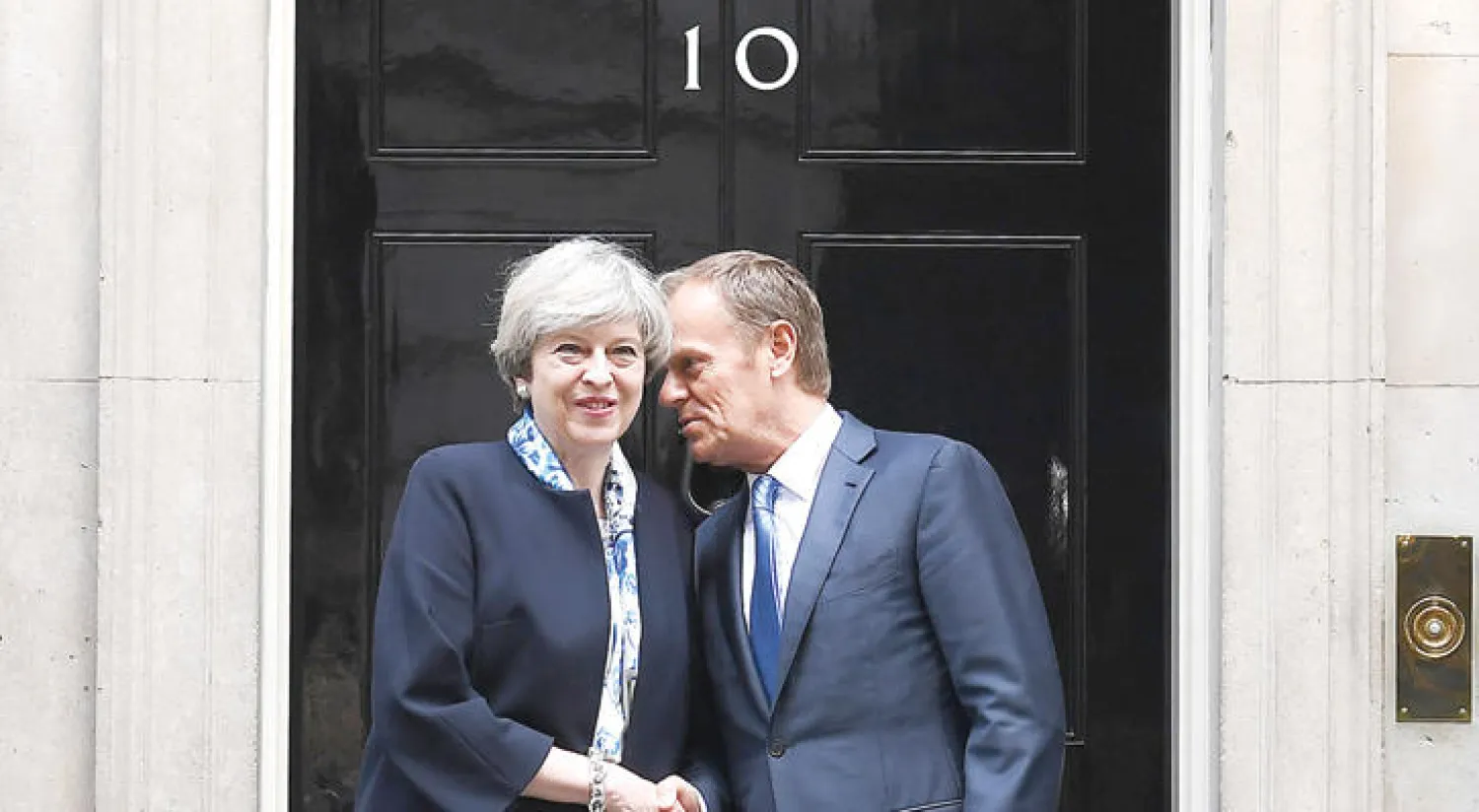 دونالد تاسك مع تيريزا ماي أمام مبنى رئاسة الوزراء في لندن (رويترز)