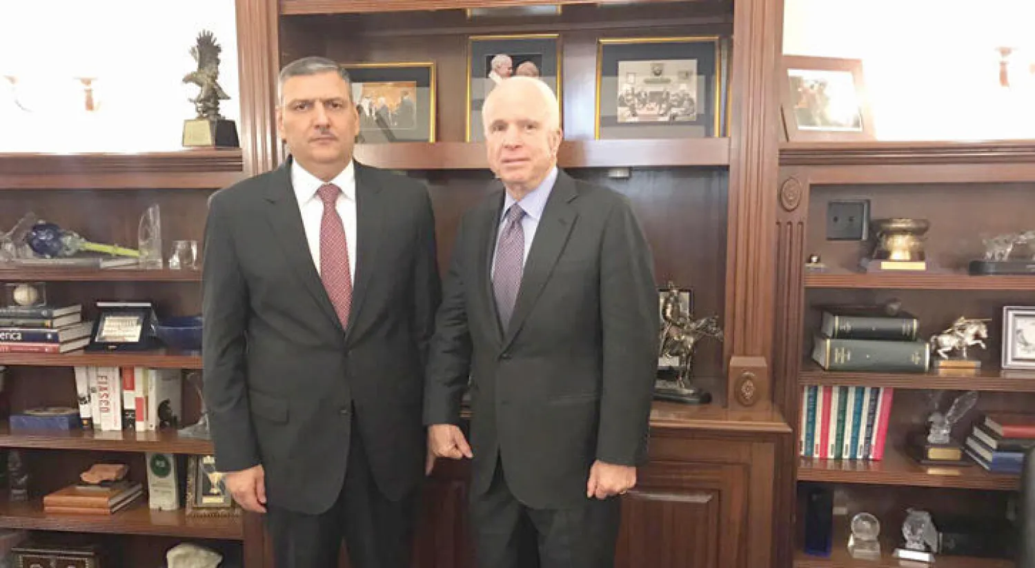 رياض حجاب في لقاء مع النائب الجمهوري جون ماكين أثناء زيارته إلى واشنطن («الشرق الأوسط»)