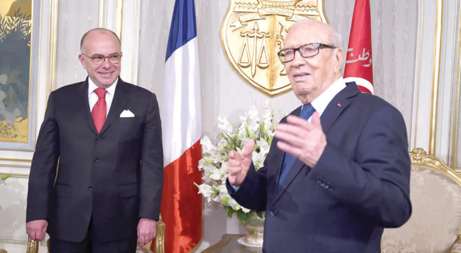 الرئيس التونسي مستقبلا رئيس الحكومة الفرنسية في تونس العاصمة أمس (أ ف ب)
