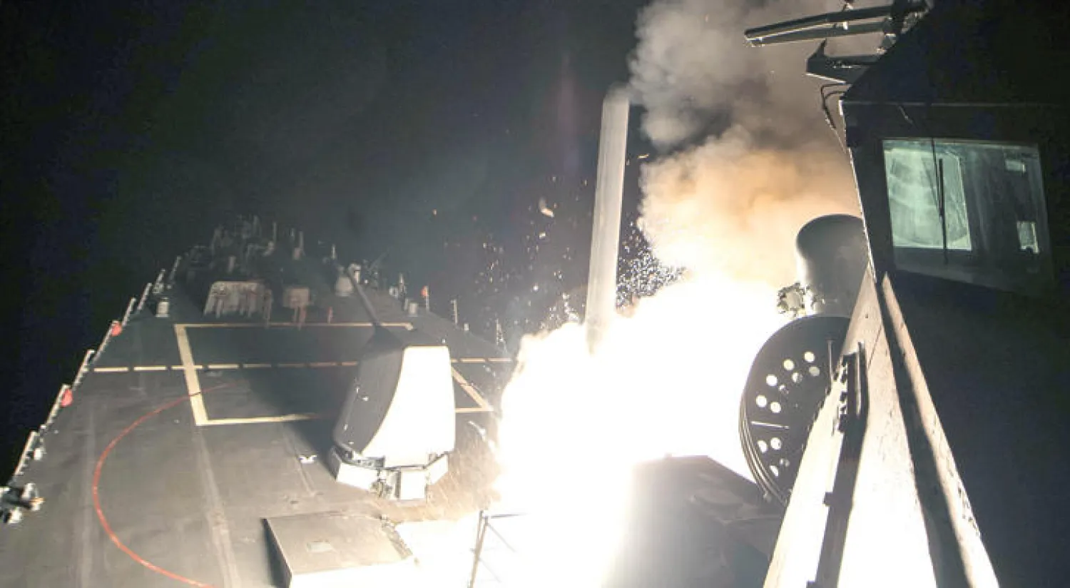 المدمرة {يو إس إس بورتر} أثناء إطلاق صاروخ {توماهوك} باتجاه قاعدة الشعيرات الجوية السورية (رويترز)