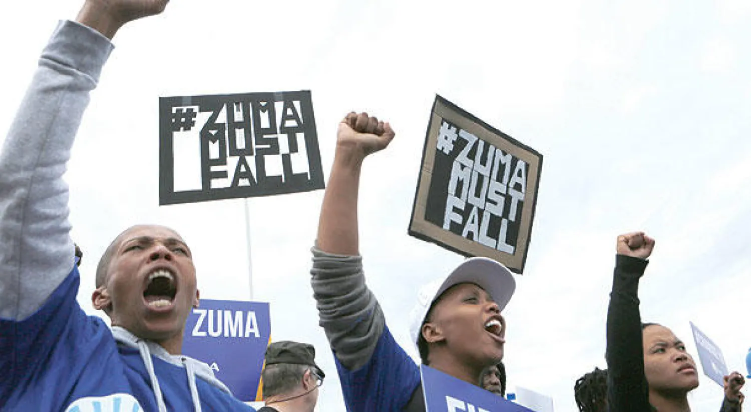 متظاهرون في جوهانسبرغ ضد الرئيس جاكوب زوما والسياسة الاقتصادية التي تتبعها حكومته (أ.ب)