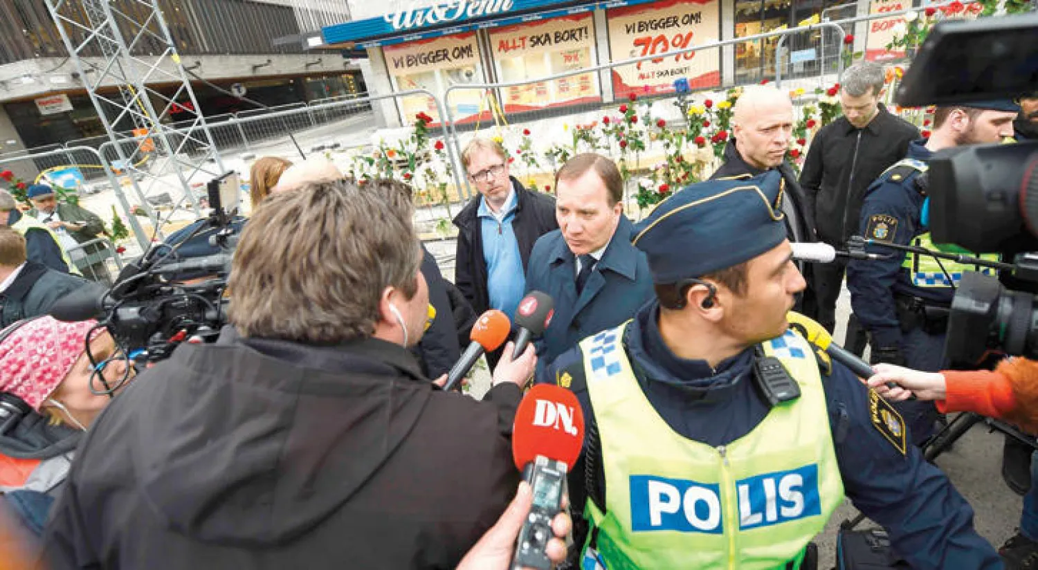 ستيفن لوفن رئيس الحكومة السويدية يتحدث إلى الصحافيين قرب موقع حادث الدهس في استوكهولم أمس