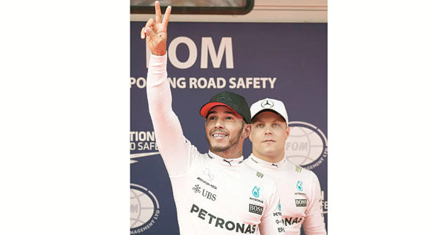 هاميلتون بعد أن حقق أسرع زمن بالتجارب (أ.ب)