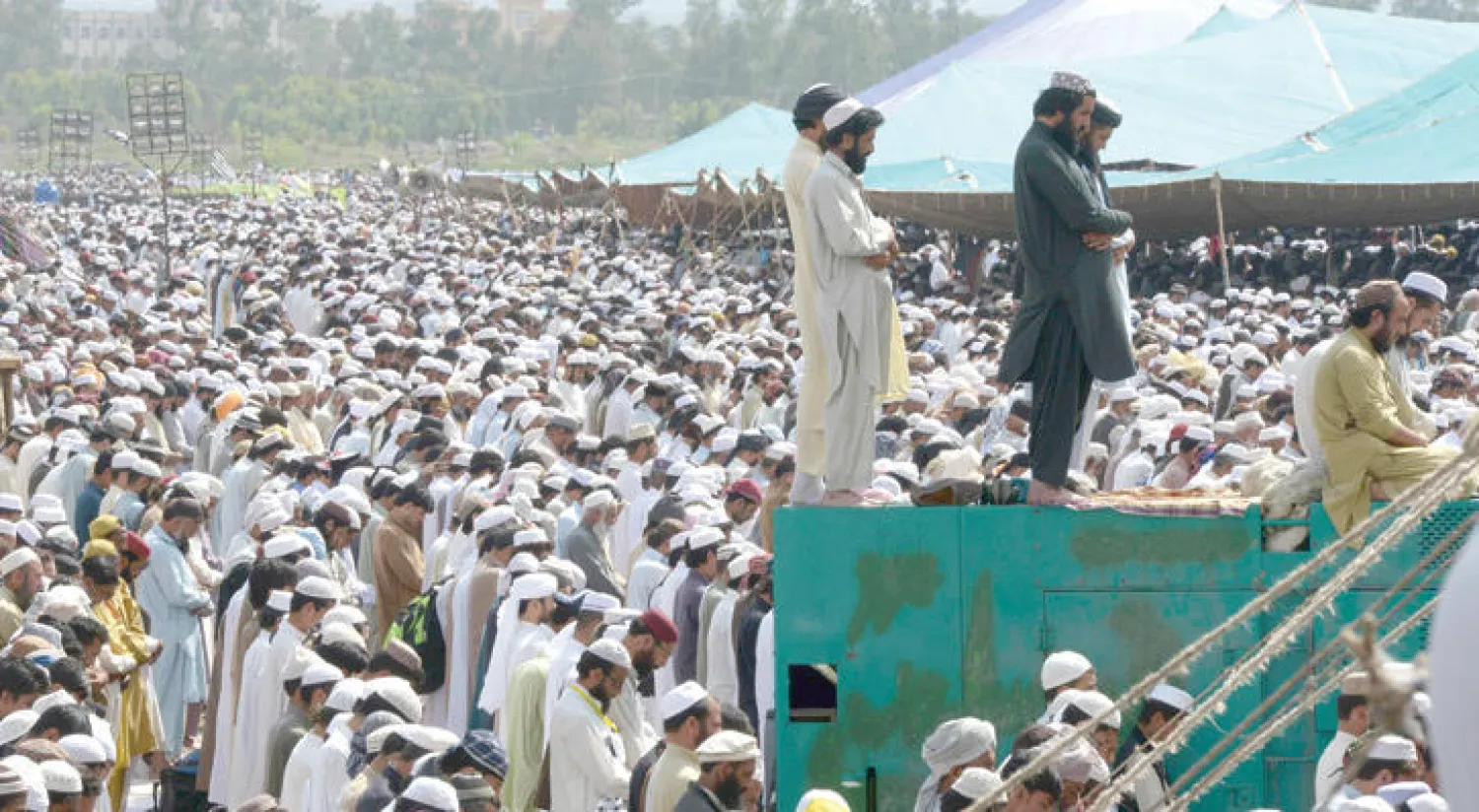 ملايين الباكستانيين صلوا الجمعة خلف إمام الحرم المكي الشيخ صالح محمد ابراهيم (إ. ب. أ)