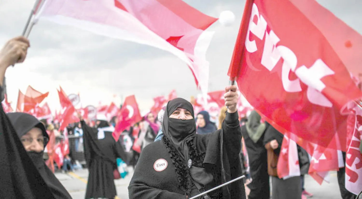 اتراك في مسيرة في إسطنبول يرفعون أمس شعار نعم لتعديل الدستور (أ.ف.ب)