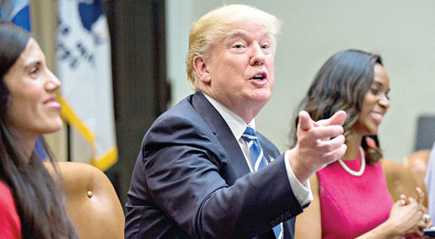 ترمب لدى اجتماعه بسيدات أعمال في قاعة روزفيلت بالبيت الابيض في واشنطن (إ ب أ)