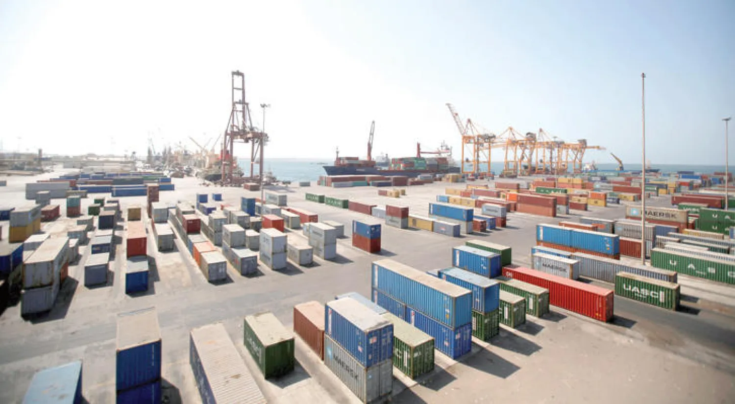 جانب من ميناء الحديدة الواقع على الساحل الغربي لليمن (رويترز)