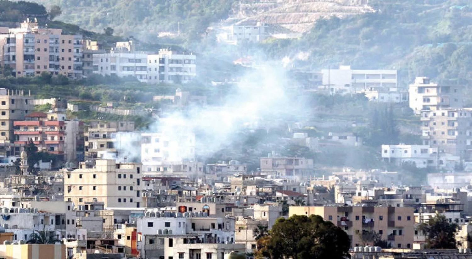 أعمدة الدخان تتصاعد من مخيم عين الحلوة بصيدا في لبنان جراء مواجهات بين فصائل فلسطينية (أ.ف.ب)