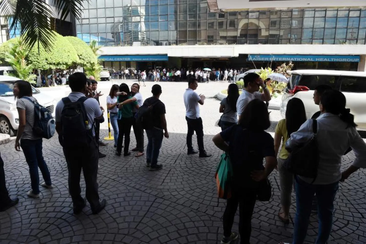 موظفون في القطاع المالي بالفلبين يخلون المباني بعد الزلزال (أ.ف.ب)