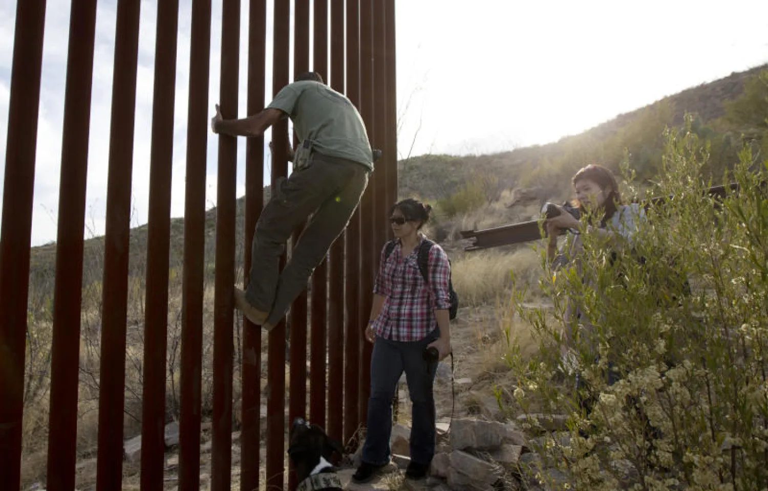 لاجئون كوبيون يحاولون الهرب عبر الحدود مع الولايات المتحدة (أ.ب)