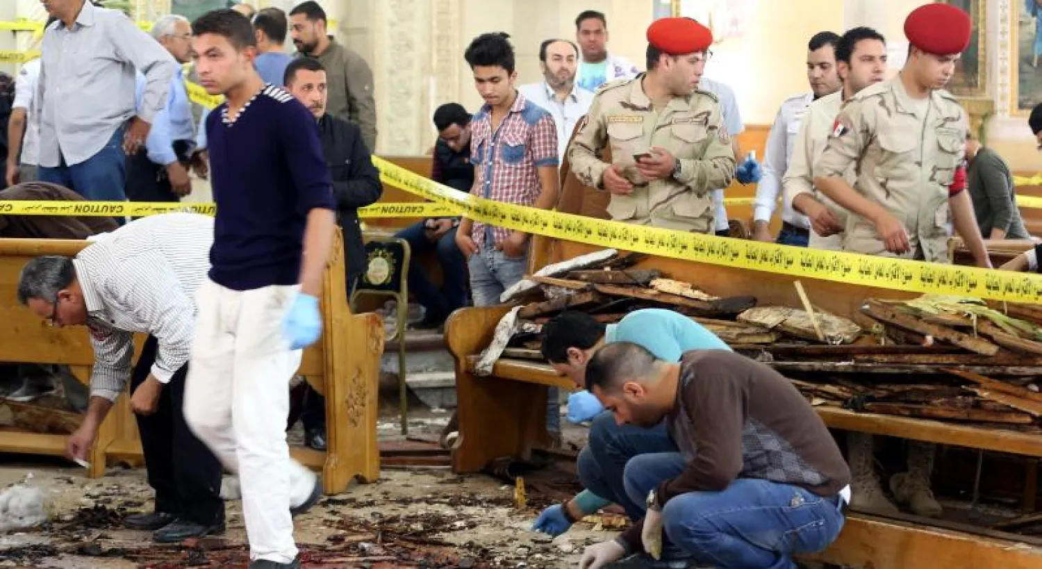 عشرات القتلى بتفجيرين منفصلين استهدفا كنيستين بالإسكندرية وطنطا (إ.ب.أ)