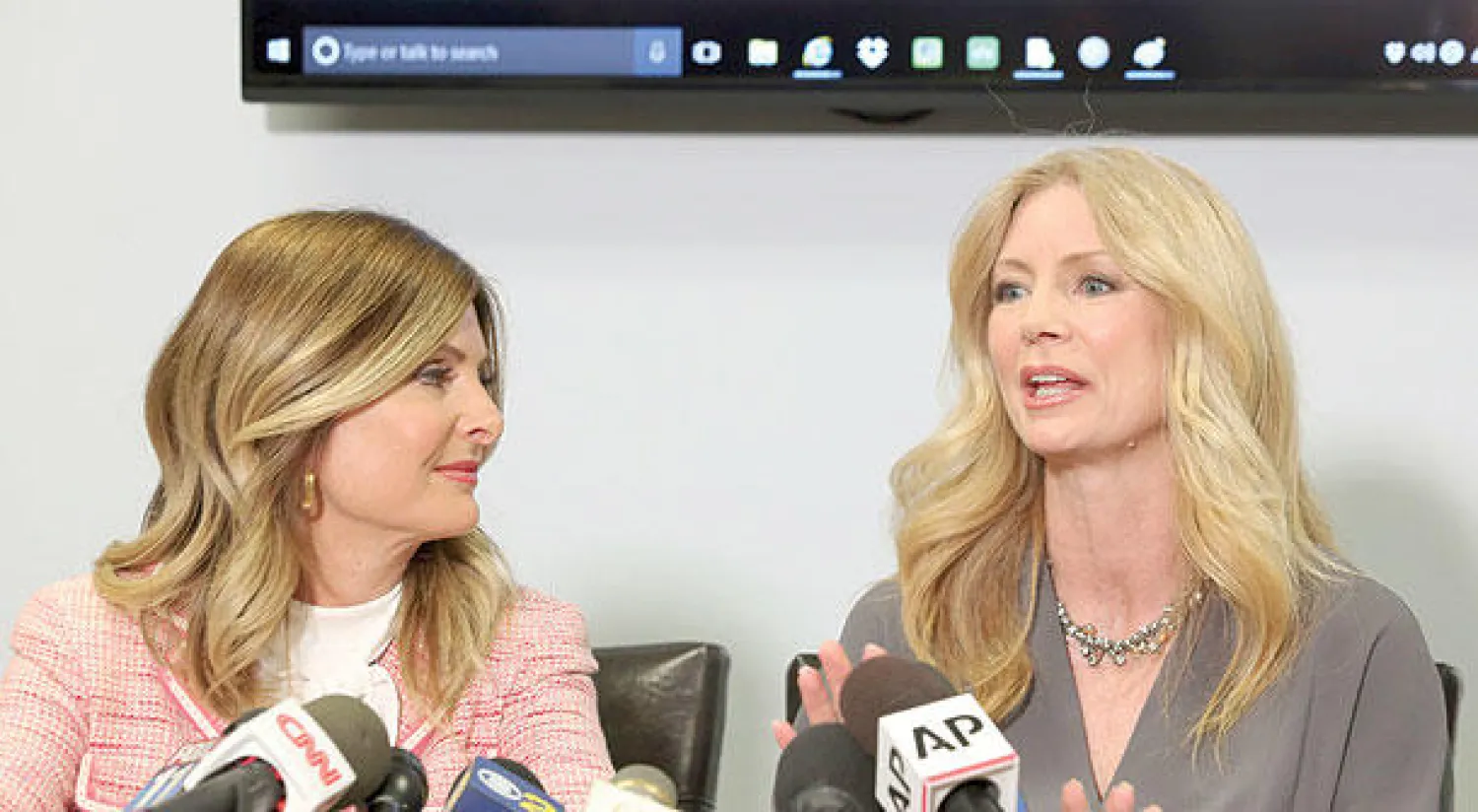 ويندي وولش المساهمة السابقة في قناة «فوكس نيوز» تعقد مؤتمراً صحافياً  بحضور محاميتها حول تحرش المذيع بيل أورايلي بها الاثنين الماضي (أ.ب)