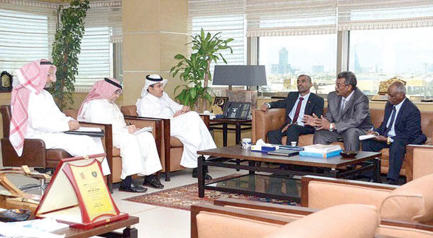 جانب من لقاء سابق بين مدير عام الخطوط السودانية مع نظيره السعودي («الشرق الأوسط»)