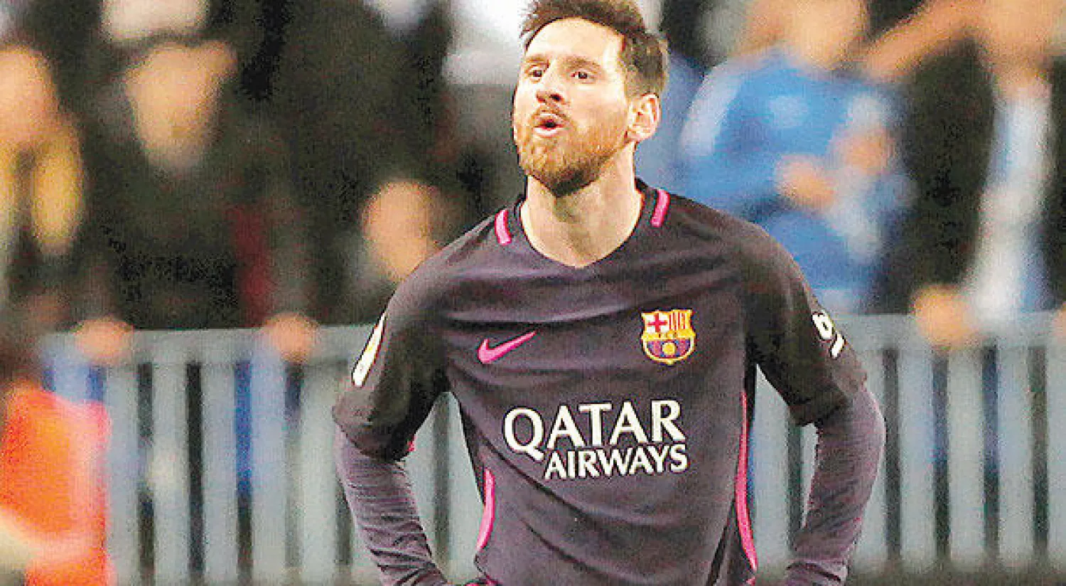 ميسي يتحسر بعد هزيمة برشلونة (رويترز)