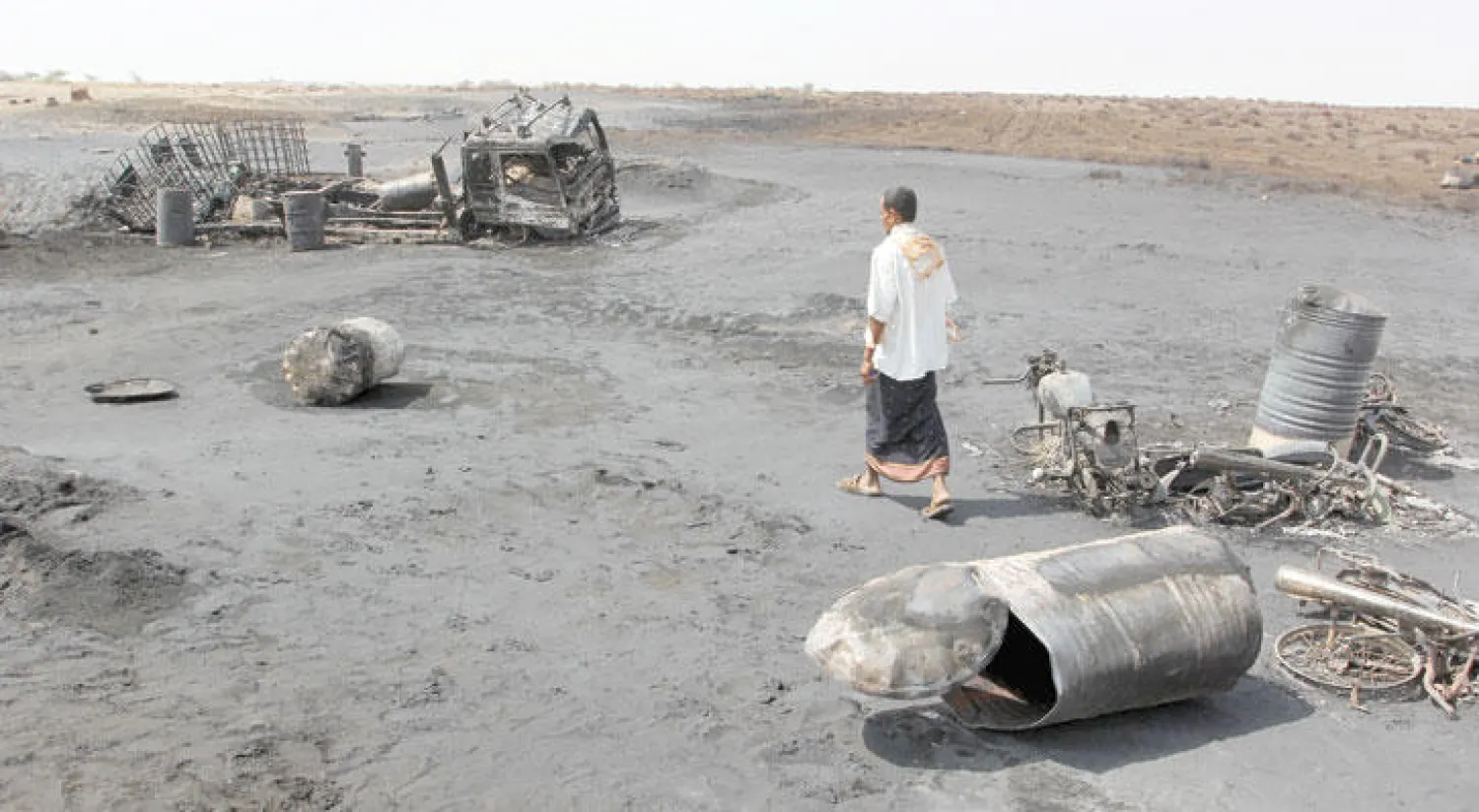 يمني يتفقد موقعاً قرب الأنبوب النفطي المنفجر في الحديدة يوم الجمعة الماضي (رويترز)