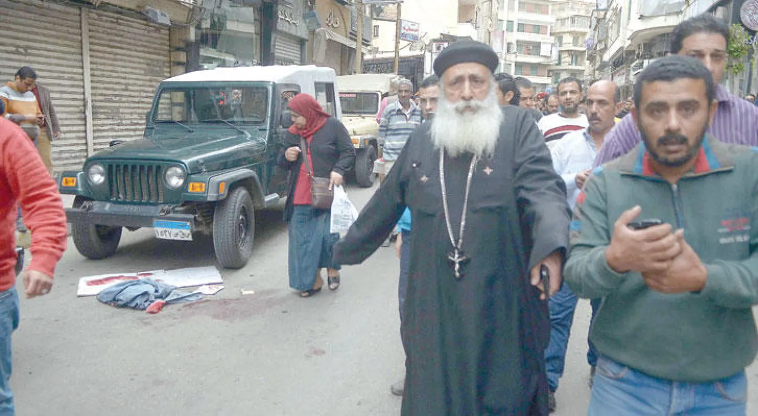 أحد القساوسة في حالة ذهول بعد تفجير كنيسة الإسكندرية (أ.ف.ب)