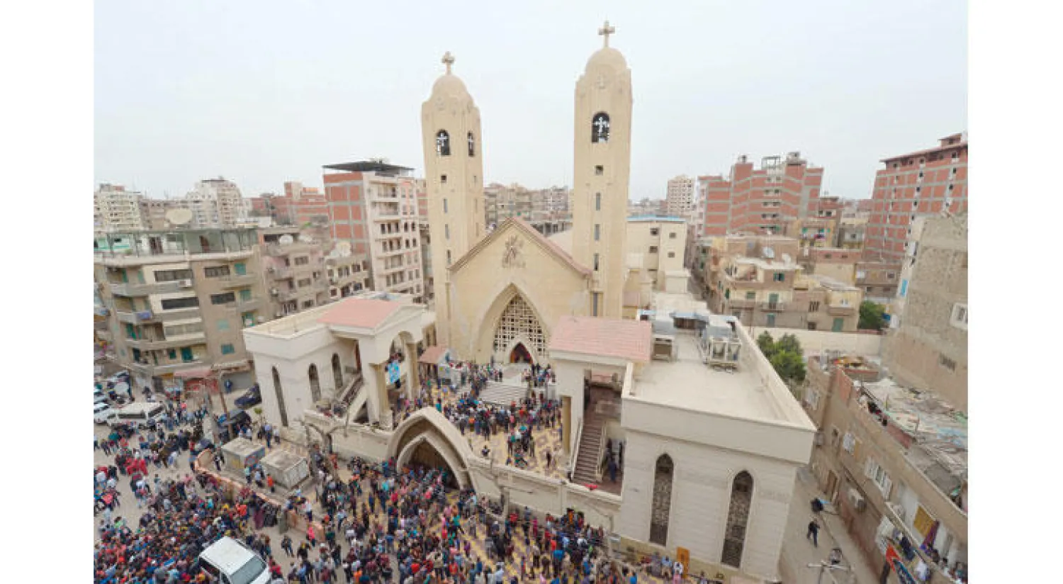 مدخل كنيسة ماري جرجس في طنطا بعد التفجير (أ.ف.ب)