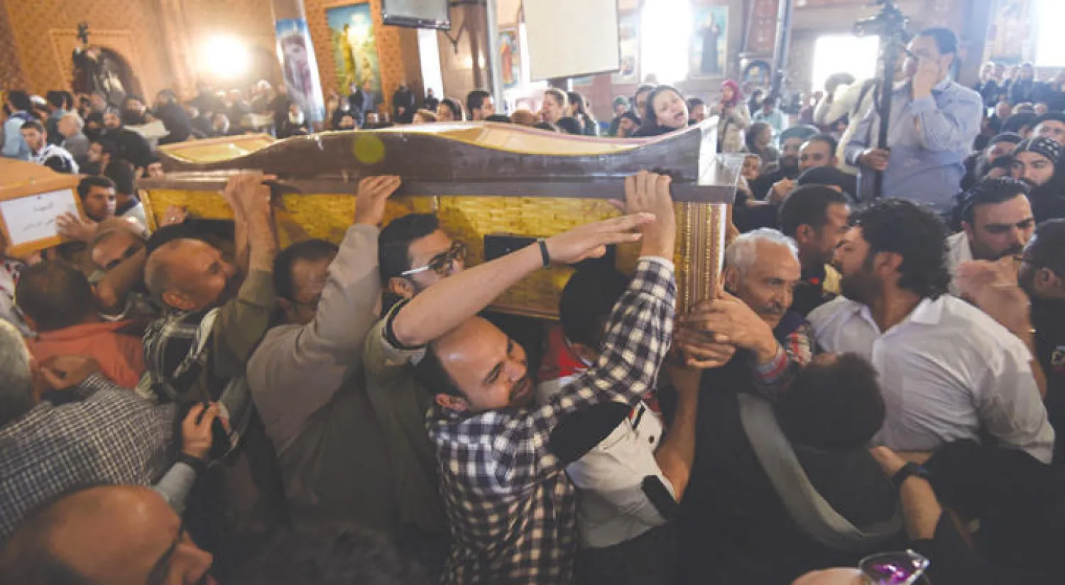 آلاف المصريين شاركوا في تشييع ضحايا مذبحة كنيسة الإسكندرية أمس (أ.ف.ب)