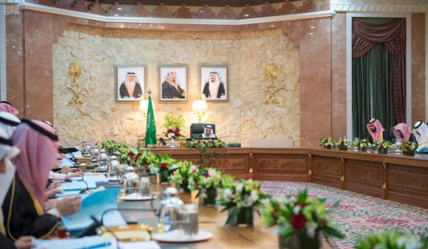 خادم الحرمين الشريفين خلال ترؤسه جلسة مجلس الوزراء