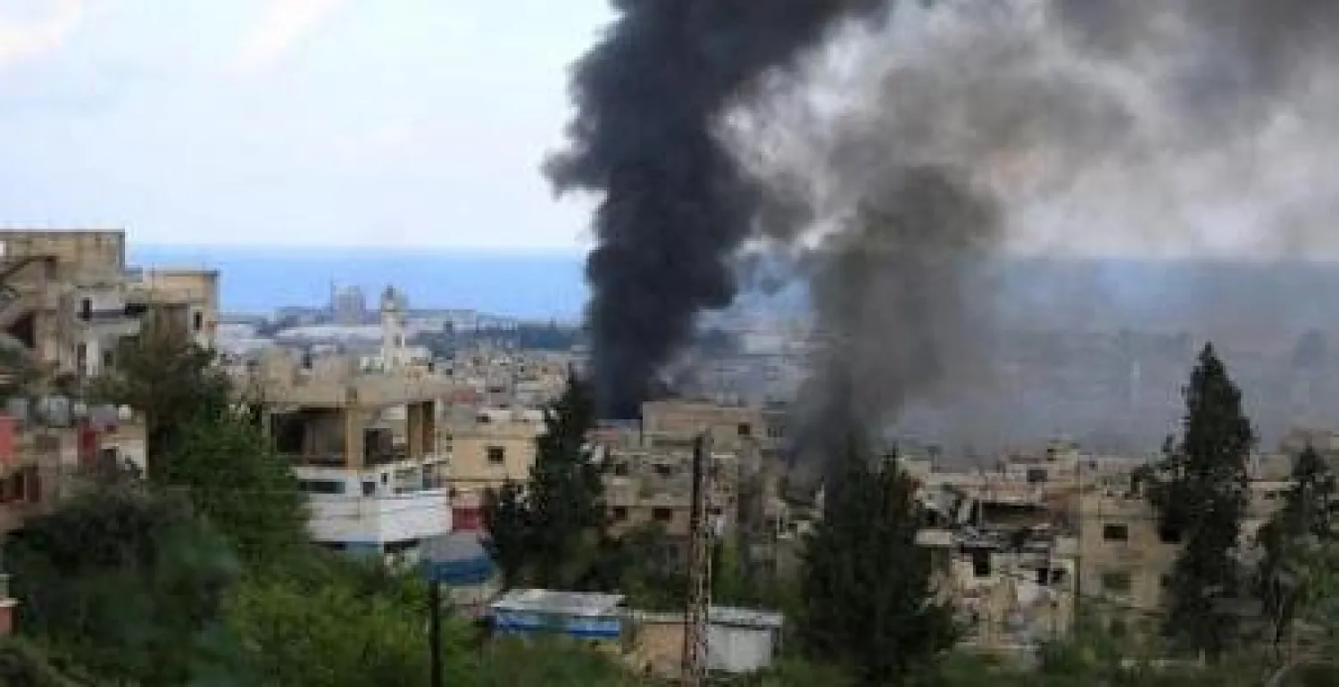 دخان متصاعد من مخيم عين الحلوة للاجئين الفلسطينيين إثر اشتباكات داخله (رويترز)