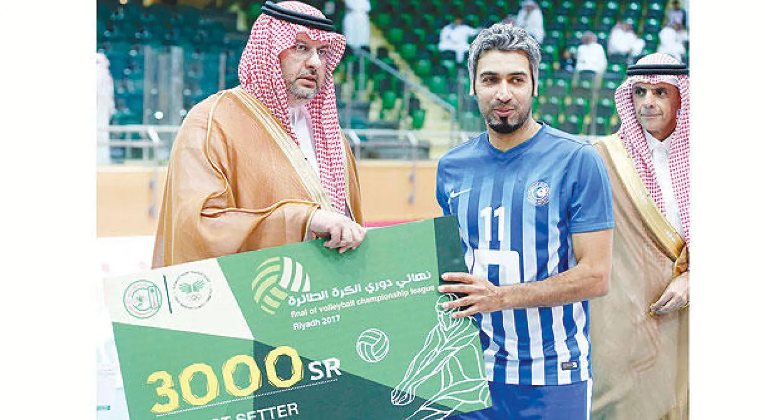 الأمير عبد الله بن مساعد خلال تتويجه أمس فريق الهلال ببطولة الدوري السعودي الممتاز للكرة الطائرة (تصوير: بدر الحمد)