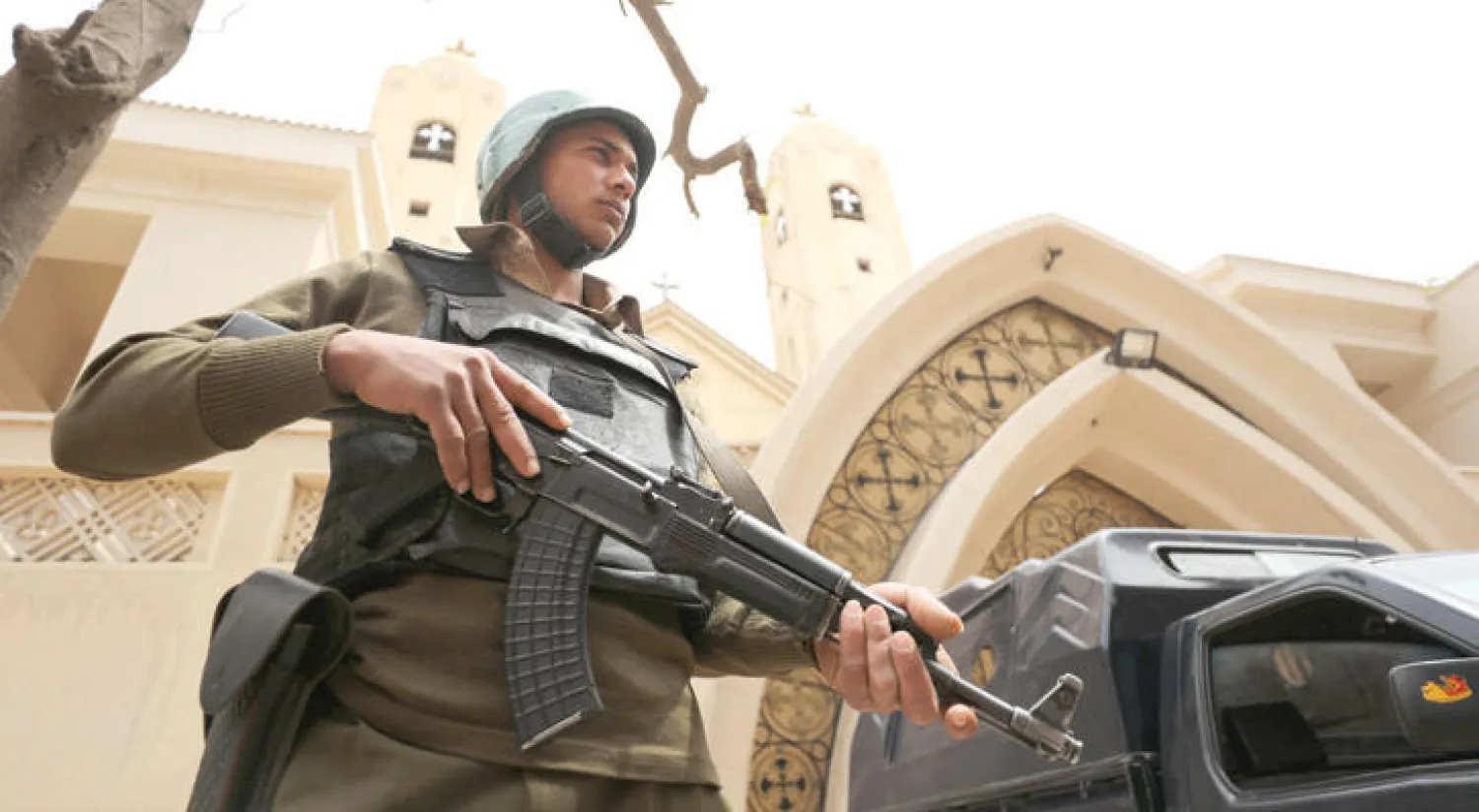 جندي مصري يقف أمام مدخل كنيسة مار جرجس التي تعرضت للتفجير يوم الأحد الماضي (رويترز)