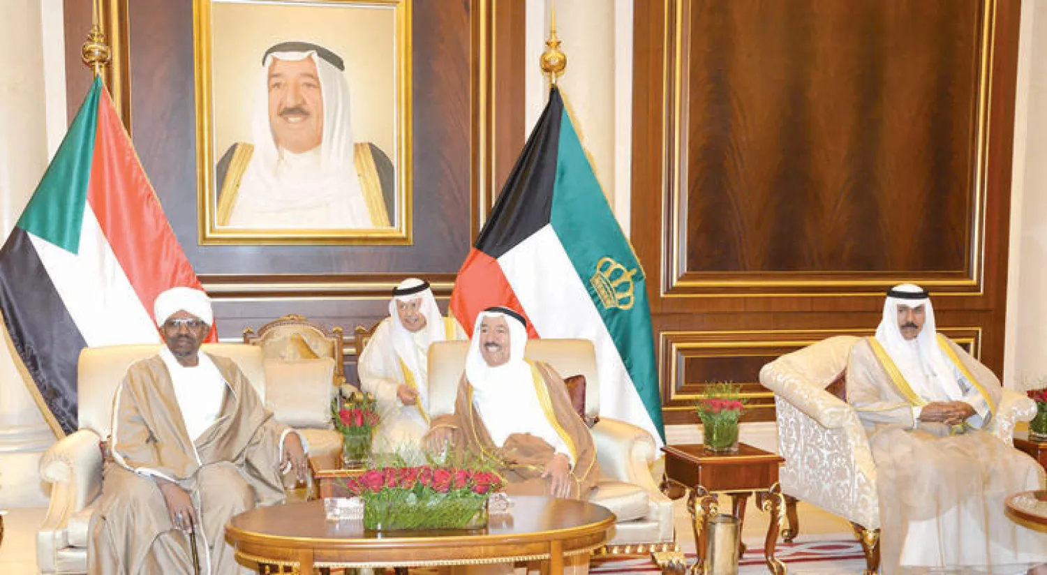 الشيخ صباح لدى استقباله الرئيس البشير في الكويت أمس (أ.ف.ب)