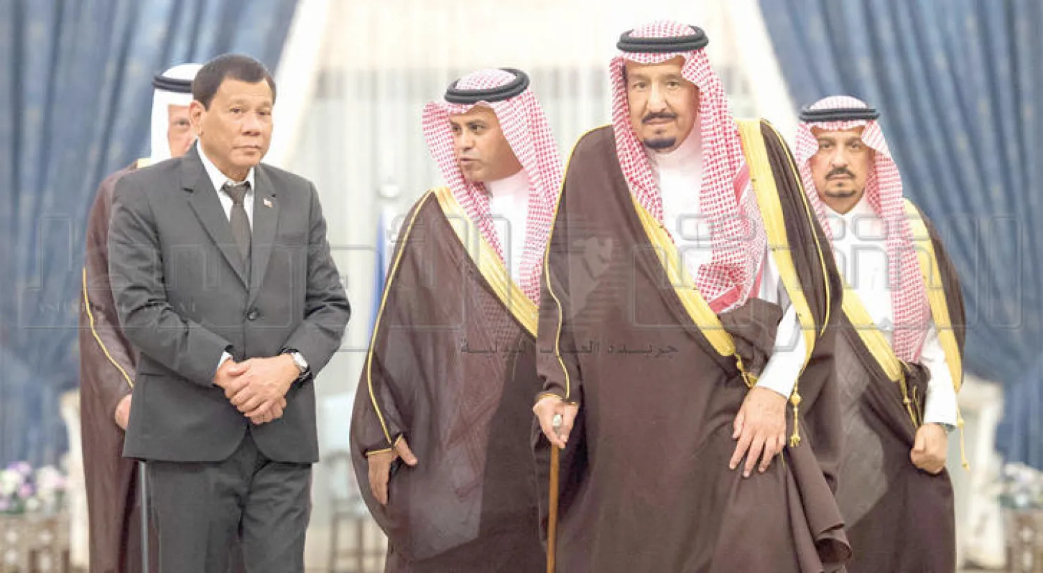 الملك سلمان والرئيس دوتيرتي في روضة خريم أمس (تصوير: بندر الجلعود)