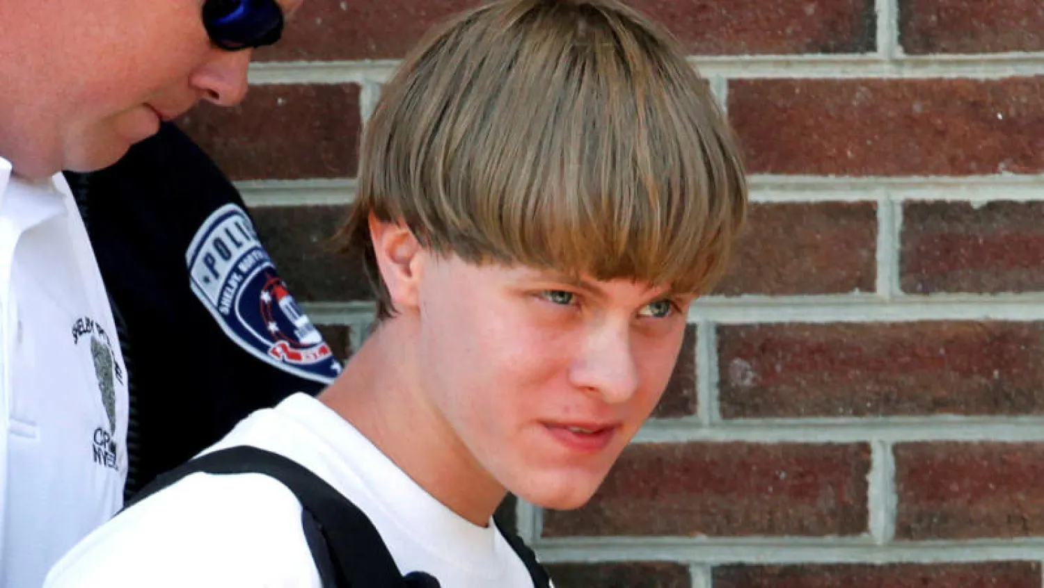 الشرطة تقود منفذ جريمة تشارلستون إلى الحجز (رويترز)