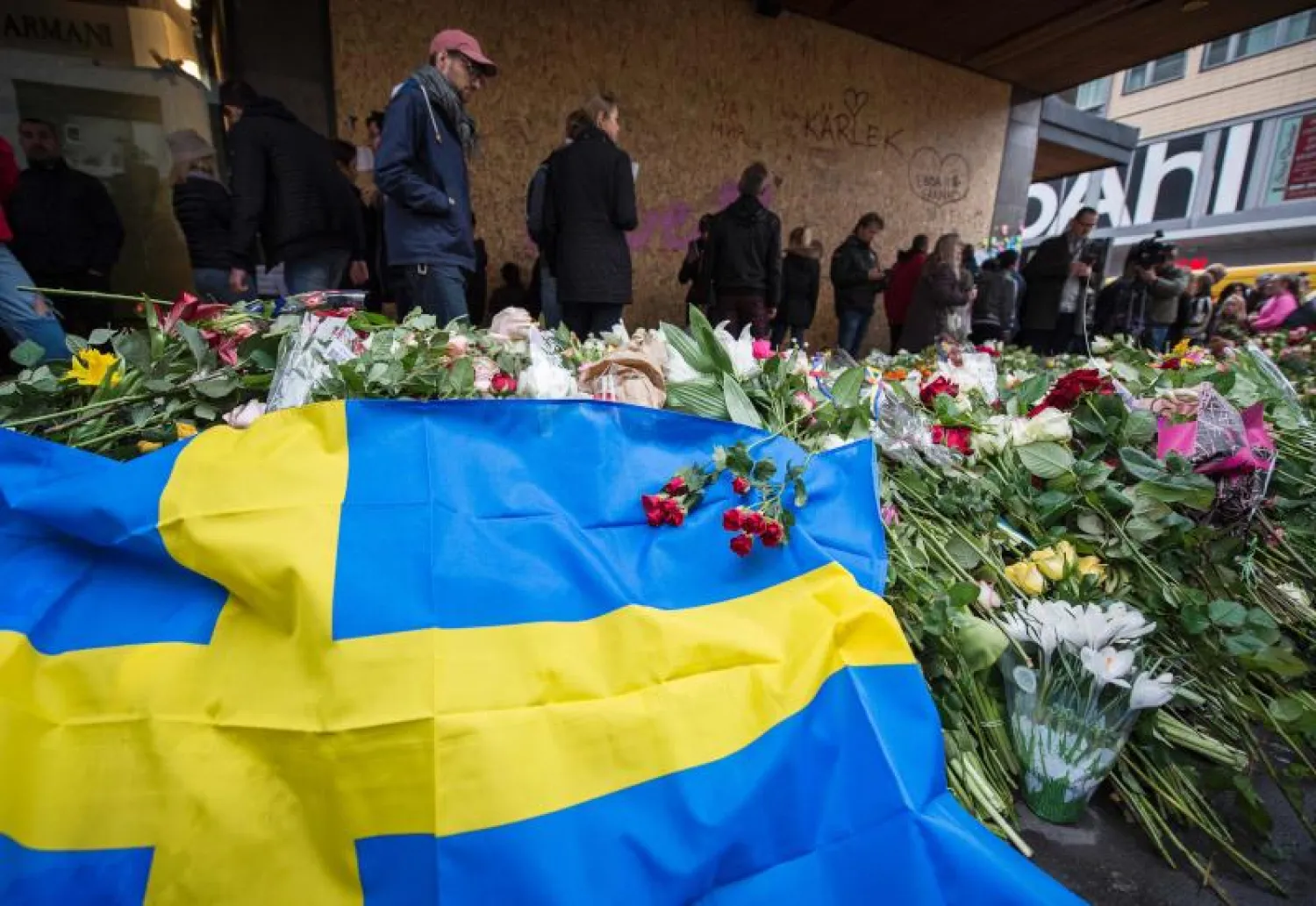 السويديون يضعون الورود في مكان وقوع الهجوم الإرهابي في العاصمة استوكهولم (أ.ف.ب)