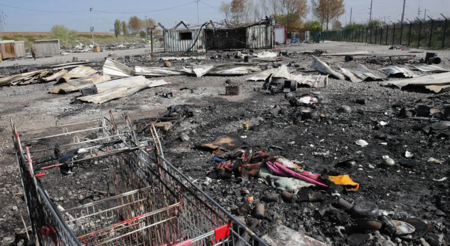 بعض الأكواخ المحترقة في المخيم (أ.ب)