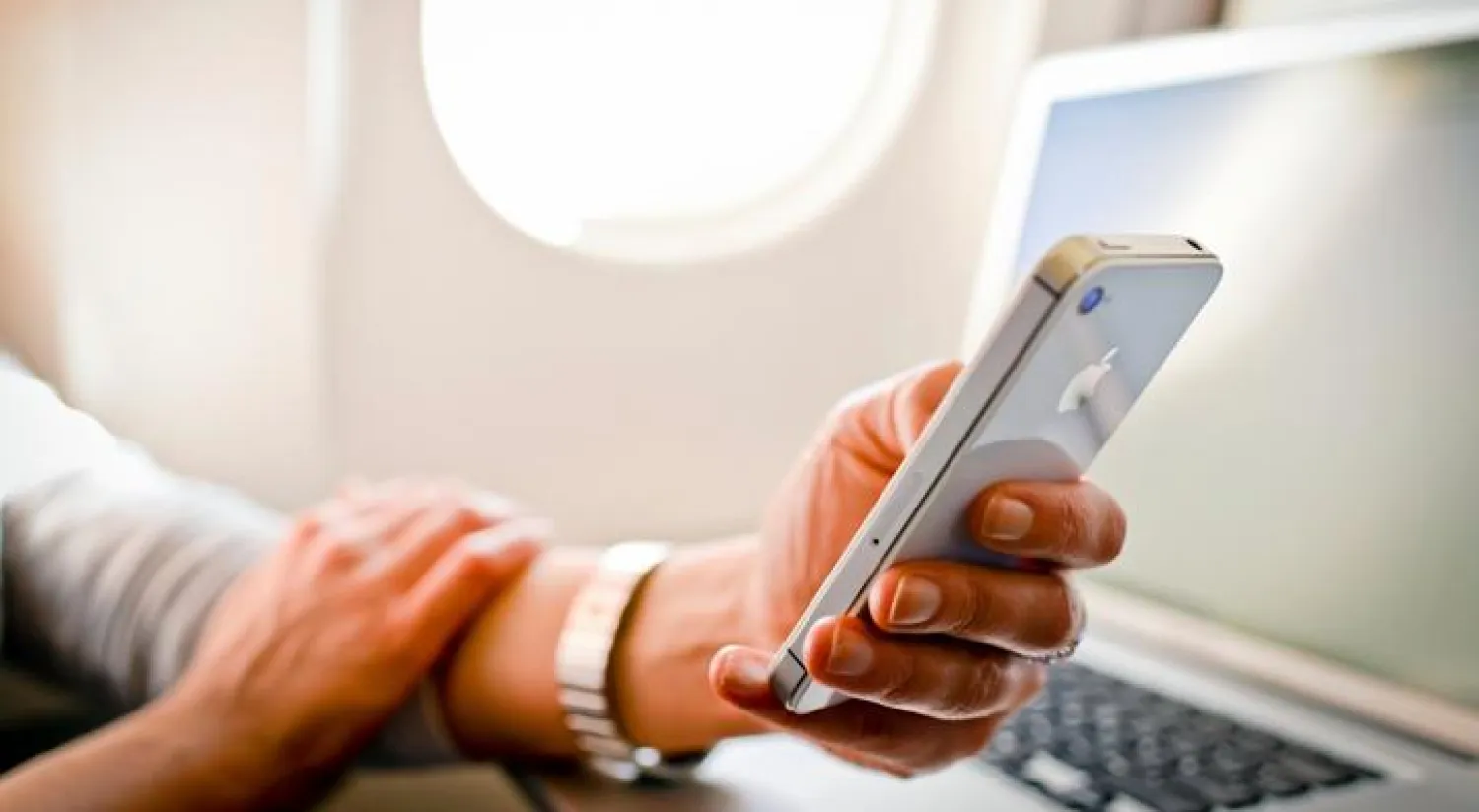 منعت الولايات المتحدة الاتصالات الهاتفية أثناء الطيران خشية تداخل الاتصالات بين الطيارين والمراقبين الجويين - أرشيف («الشرق الأوسط»)