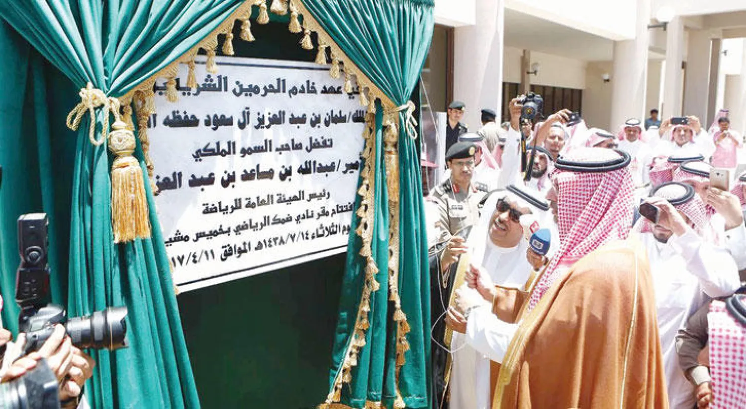 الأمير عبد الله بن مساعد يزيح الستار عن اللوحة التذكارية لمنشأة نادي ضمك الجديدة أمس («الشرق الأوسط»)