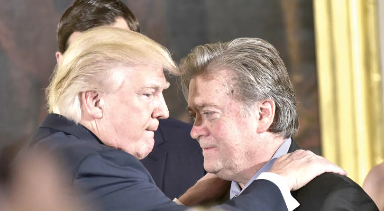 الرئيس الأميركي يهنئ بانون بعد أدائه القسم في البيت الأبيض في 22 يناير الماضي (أ.ف.ب)