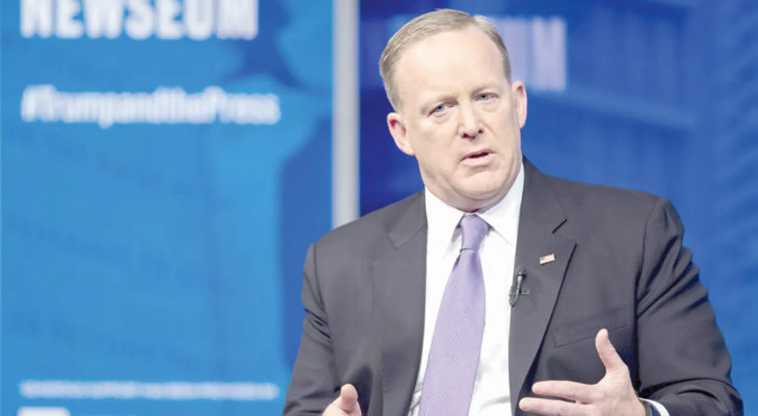 المتحدث باسم البيت الأبيض شون سبايسر يتحدث خلال منتدى «الرئيس والصحافة» في واشنطن أمس (أ.ف.ب)