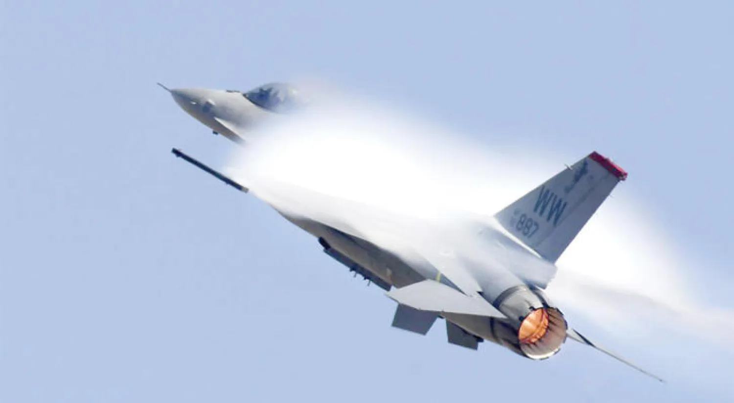 طائرة «إف 16» الأميركية لدى تحليقها في معرض طيران أقيم بأستراليا الشهر الماضي (البنتاغون)