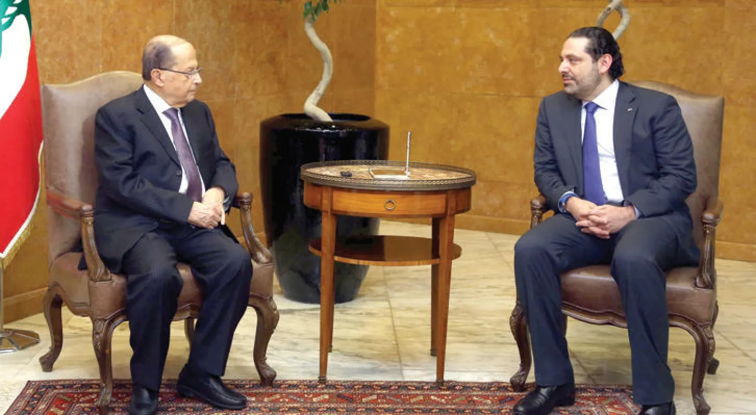 الرئيس اللبناني ميشال عون مجتمعاً مع رئيس الوزراء سعد الحريري في قصر بعبدا أمس (دالاتي ونهرا)