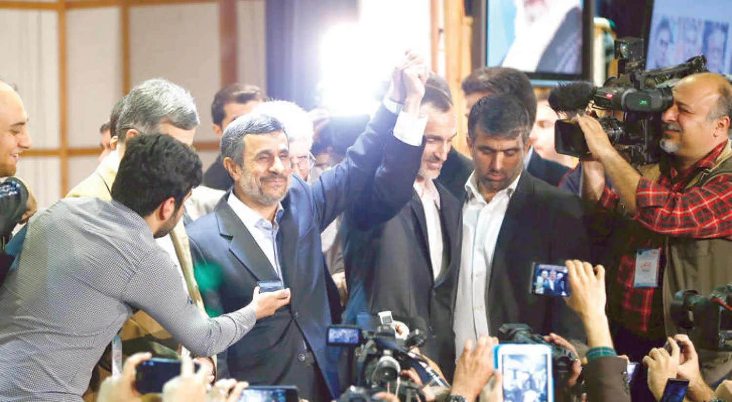 نجاد ومساعداه مشائي وبقائي يلوحون بعلامة النصر لحظة تقديم الطلب للانتخابات الرئاسية أمس (إ.ب.أ)