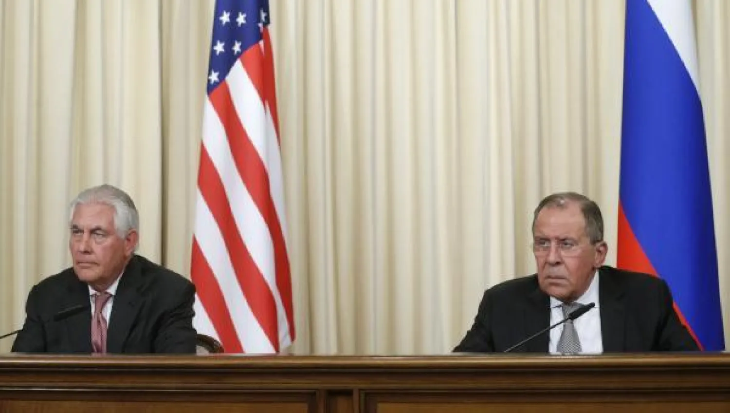 وزيرا خارجية أميركا وروسيا خلال مؤتمر صحافي في موسكو اليوم (إ.ب.أ)