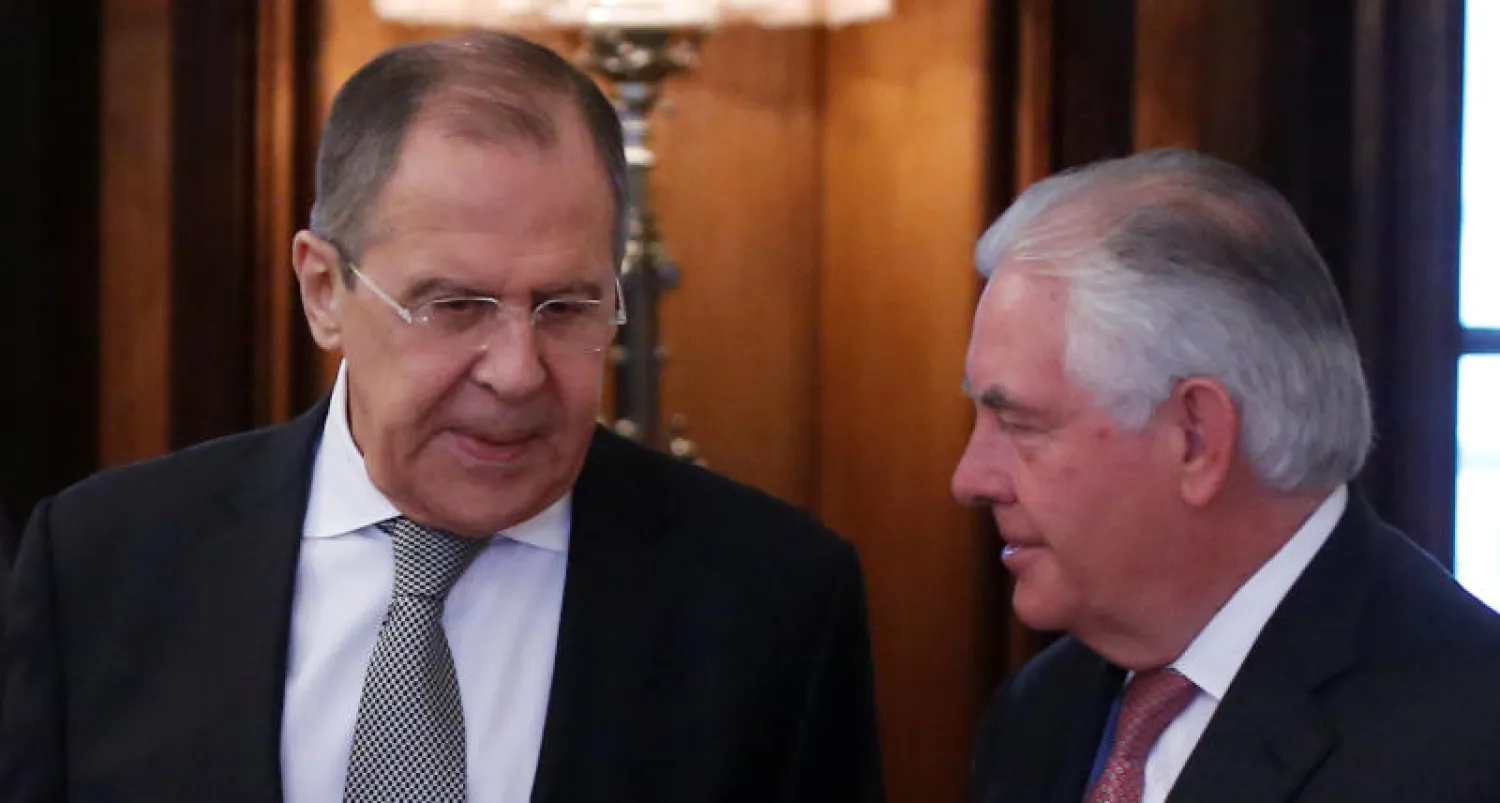 وزير الخارجية الروسي سيرغي لافروف ونظيره الأميركي ريكس تيلرسون يدخلان قاعة للاجتماع في موسكو (رويترز)