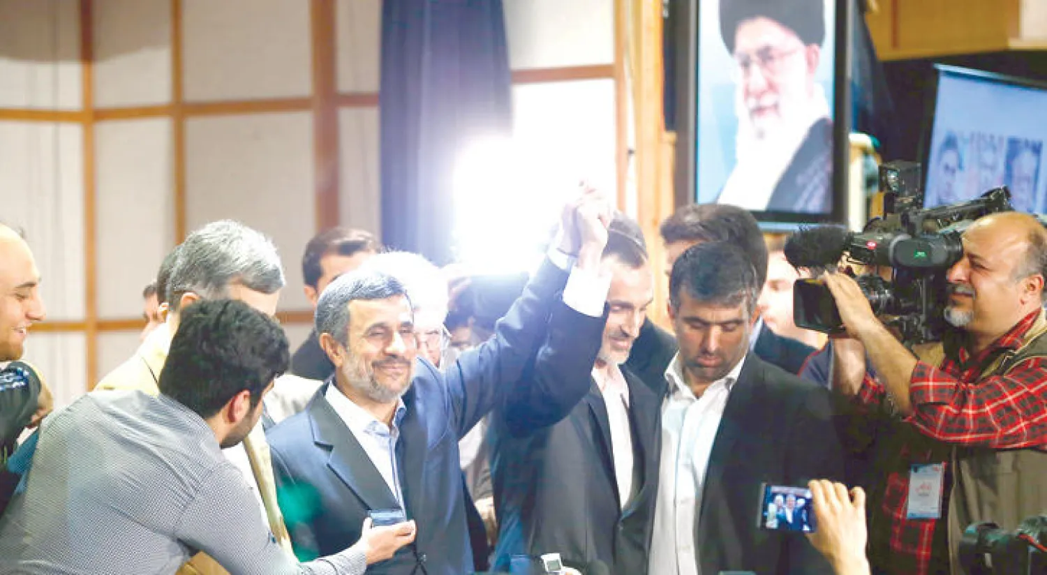 الرئيس الإيراني السابق محمود أحمدي نجاد ومساعداه إسفنديار رحيم مشايي وحميد بقايي يلوحون بشارة النصر لحظة تقديم الطلب للانتخابات الرئاسية أمس (إ.ب.أ)