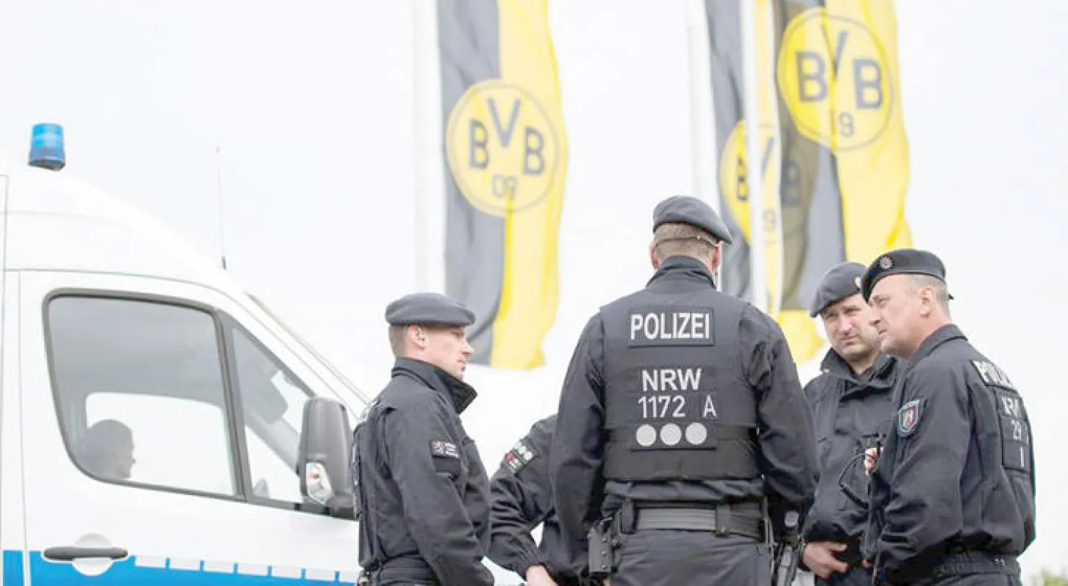 رجال الشرطة أمام ملعب سيغنال ايونا بارك في دورتموند (د.ب.أ)