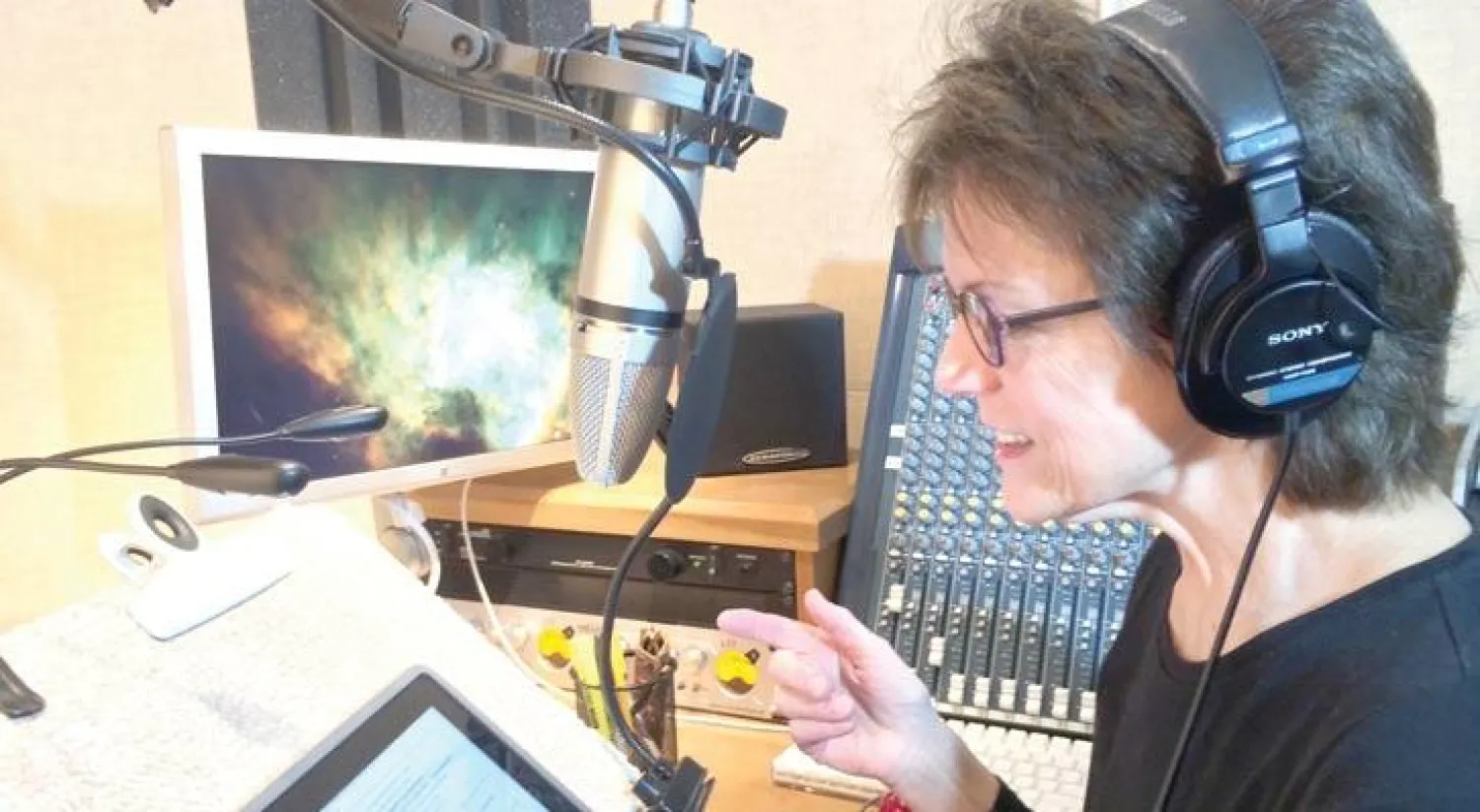 سوزان بينيت تسجل إحدى المقاطع الصوتية (سوزان بينيت)