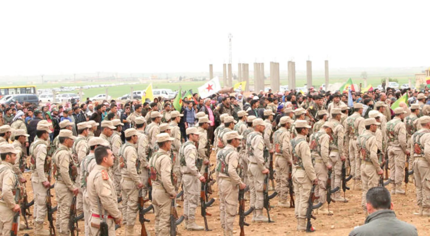 مقاتلون من «قوات سوريا الديمقراطية» يشيعون بمدينة تل أبيض أمس 18 من زملائهم قتلوا الثلاثاء الماضي بقصف بالخطأ من قبل طيران التحالف الدولي (أ.ب)