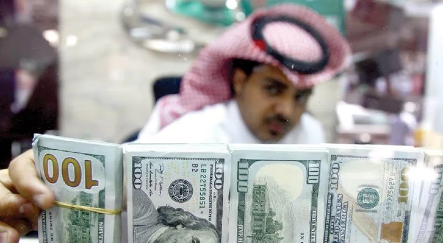 سحبت صناديق الثروة السيادية 37.8 مليار دولار من استثماراتها في أسواق الأسهم والسندات العالمية في 2016 بسبب التقشف (رويترز)